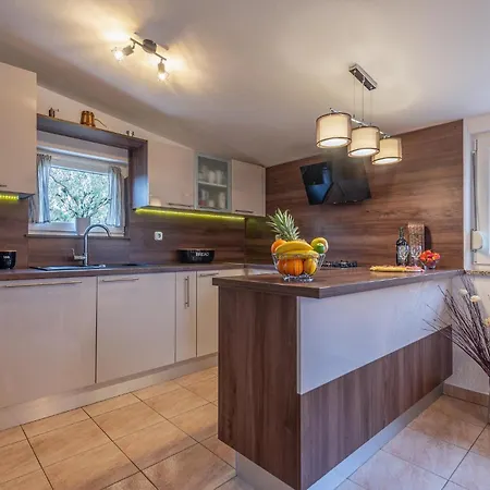 Prázdninový dům 3 Bedroom In Debeljak, Sukosan