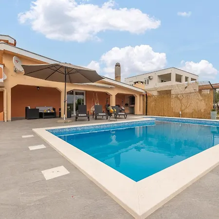 Prázdninový dům 3 Bedroom In Debeljak, Sukosan Debeljak