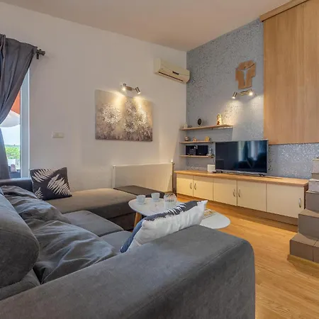 3 Bedroom In Debeljak, Sukosan *